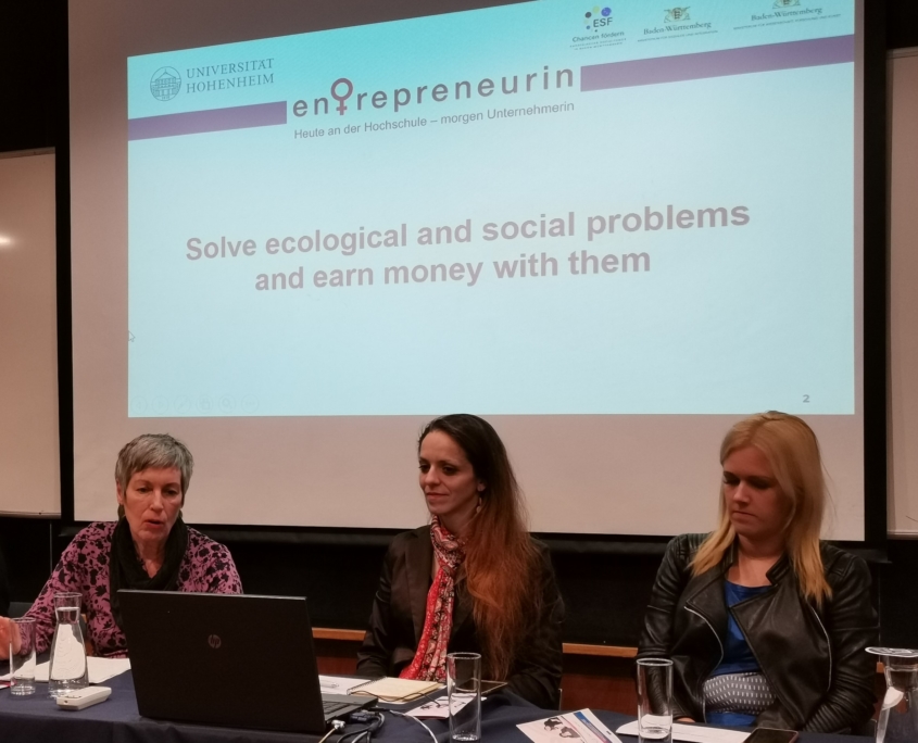 Claudia Böhnke (links) berichtete über den Hohenheimer Schwerpunkt "Social Entrepreneurship" und das erfolgreiche Konzept "slowcommunication" zur Unterstützung von Gründerinnen